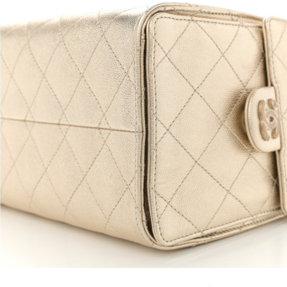 CHANEL
Metallic Caviar Quilted Small
Chanel 25 Hobo Gold - Picture 9 of 10